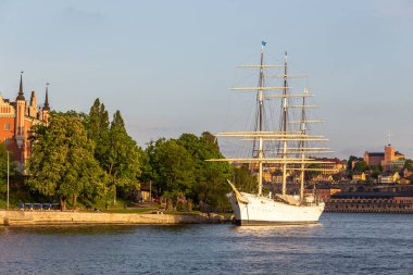Stockholm, İsveç - 29 Mayıs 2016: Stockholm şehir merkezindeki Skeppsholmen adasının batı kıyısında demirlemiş tam donanımlı çelik gemi af Chapman, Dunboyne manzarası.