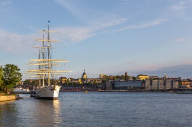 Stockholm, İsveç - 29 Mayıs 2016: Stockholm şehir merkezindeki Skeppsholmen adasının batı kıyısında demirlemiş tam donanımlı çelik gemi af Chapman, Dunboyne manzarası.