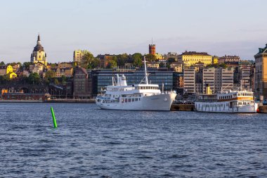 Stockholm, İsveç - 29 Mayıs 2016: Eski tarihi Stockholm kenti Gamla Stan limanına demirlemiş gemiler.