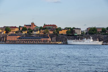Stockholm, İsveç - 29 Mayıs 2016: Eski tarihi Stockholm kenti Gamla Stan limanına demirlemiş gemiler.