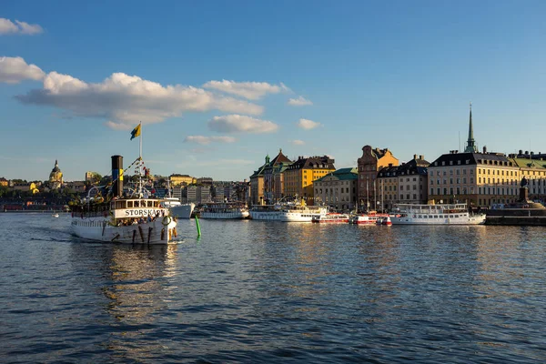 Stockholm Juni 2016 Fartyg Förtöjda Gamla Stan Stockholms Gamla Historiska — Stockfoto