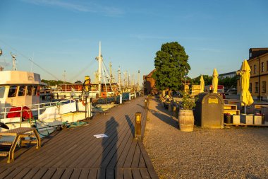 Stockholm, İsveç - 29 Mayıs 2016: Stockholm, İsveç - 29 Mayıs 2016: Eski tarihi kent Stockholm limanına demirlemiş gemiler.