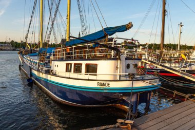 Stockholm, İsveç - 29 Mayıs 2016: Eski tarihi Stockholm kenti Gamla Stan limanına demirlemiş gemiler.
