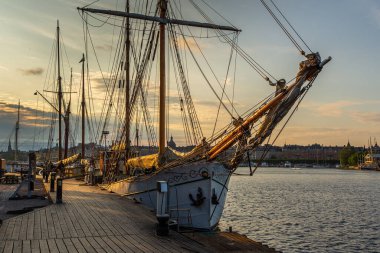 Stockholm, İsveç - 29 Mayıs 2016: Eski tarihi Stockholm kenti Gamla Stan limanına demirlemiş gemiler.