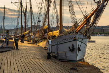Stockholm, İsveç - 29 Mayıs 2016: Eski tarihi Stockholm kenti Gamla Stan limanına demirlemiş gemiler.