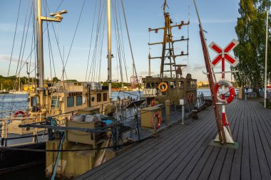 Stockholm, İsveç - 29 Mayıs 2016: Eski tarihi Stockholm kenti Gamla Stan limanına demirlemiş gemiler.