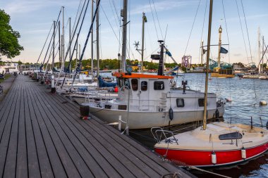 Stockholm, İsveç - 29 Mayıs 2016: Eski tarihi Stockholm kenti Gamla Stan limanına demirlemiş gemiler.