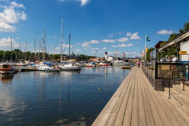 Stockholm, İsveç - 25 Haziran 2016: Eski tarihi Stockholm kenti Gamla Stan limanına demirlemiş gemiler.