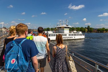 Stockholm, İsveç - 25 Haziran 2016: Eski tarihi Stockholm kenti Gamla Stan limanına demirlemiş gemiler.