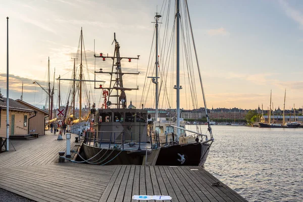 Estocolmo Suécia Maio 2016 Navios Atracados Porto Gamla Stan Antiga — Fotografia de Stock