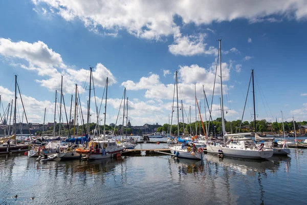 Estocolmo Suécia Junho 2016 Navios Atracados Porto Gamla Stan Antiga — Fotografia de Stock