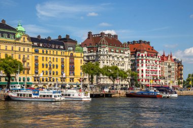 Stockholm, İsveç - 25 Haziran 2016: Eski tarihi Stockholm kenti Gamla Stan limanına demirlemiş gemiler.
