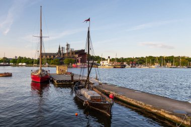Stockholm, İsveç - 29 Mayıs 2016: Arka planda limana demirlemiş gemiler, Vasamuseet, Vasa Müzesi.