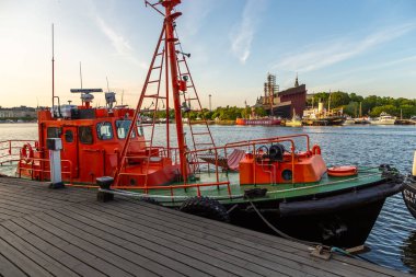 Stockholm, İsveç - 29 Mayıs 2016: Arka planda limana demirlemiş gemiler, Vasamuseet, Vasa Müzesi.
