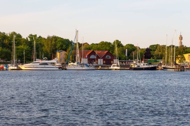 Stockholm, İsveç - 26 Haziran 2016: Eski tarihi Stockholm kenti limana demirlemiş gemiler.