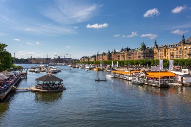 Stockholm, İsveç - 25 Haziran 2016: Başkent Stockholm 'de Marina. Tarihi kasaba..