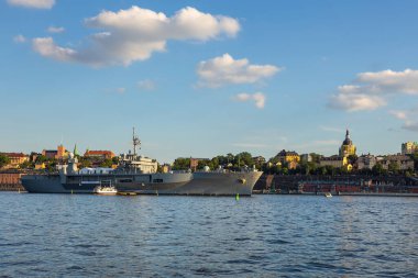 Stockholm, İsveç - 25 Haziran 2016: Savaş gemisi başkent Stockholm limanına demir attı.