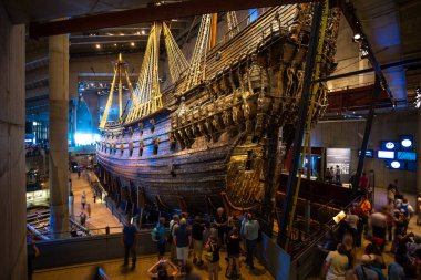 Stockholm, İsveç - 25 Haziran 2016: Vasa Müzesi, Vasamuseet, Müze içi iyi korunmuş 17. yüzyıl savaş gemisi Vasa ile 1628 yılında ilk seferinde battı..
