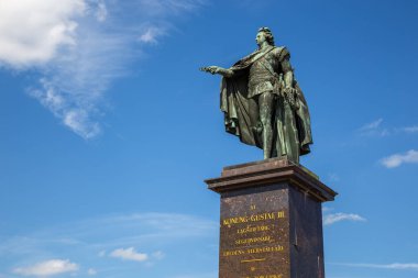 Stockholm, İsveç - 25 Haziran 2016: Gustav III 'ün Skeppsbrokajen' deki heykelinin görüntüsü. İsveç Kralı.