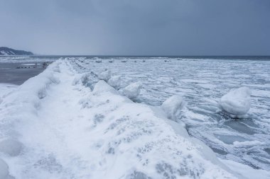 İkinci Dünya Savaşı torpido platformu Baltık denizde ahşap dalgakıranlar hattına donmuş. Donmuş sabah Babie Doly, Polonya. Uzun pozlama fotoğraf.