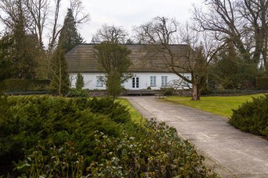 Frederic Chopin 'in doğduğu yer, Polonya' nın Zelazowa Wola kentindeki Utrata Nehri kıyısında büyük bir doğal parka sahip küçük bir ev..