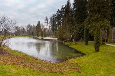 Zelazowa Wola 'daki Utrata nehrinin kenarındaki bahçe Frederic Chopin' in doğduğu yerde. Polonya.