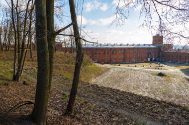 Şimdi Dwy Mazowiecki, Polonya - 05 Şubat 2018: Polonya 'nın en büyük 19. yüzyıl kalelerinden biri olan Modlin Kalesi. Güneşli kış günü.