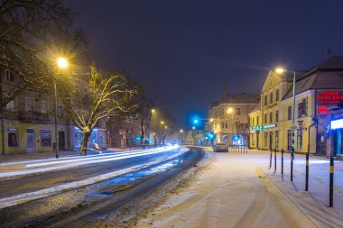 Polonya, Gdansk, Oliwa - 23 Şubat 2018: Oliwa 'daki aydınlık, karla kaplı eski kasabanın manzarası. Kış şehri.