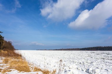 Vistula nehrinin kışın manzarası. Akan buz kütlesi. Polonya.
