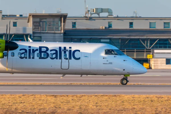 Gdansk Poland April 2018 Aircraft Line Airbaltic Bombardier Q400 Landed — Photo