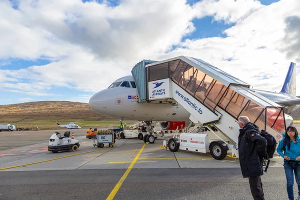 Sorvagur Faroe Islands April 2018 Passengers Disembarking Sas Airline Vagar — стоковое фото