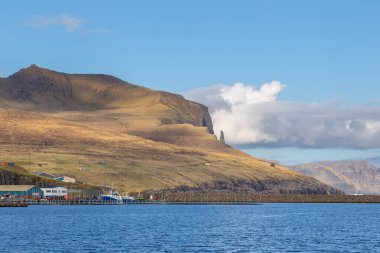 Cadı parmak rock ve Streymoy Island günbatımı ışık, Faroe Adaları.