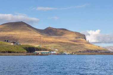 Cadı parmak rock ve Streymoy Island günbatımı ışık, Faroe Adaları.