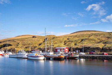 Sandavagur, Faroe Adası - 28 Nisan 2018: Streymoy Adası 'ndaki Sandavagur manzarası. Bir tepenin yamacında küçük bir köy..