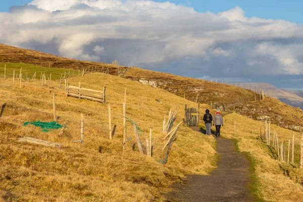 Sandavagur Færøerne April 2018 Turister Vej Mod Heksefinger Bakker Rundt - Stock-foto