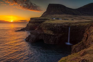 Mulafossur Şelalesi 'nin ve etrafındaki kıyı şeridinin görüntüsü. Gasadalur, Faroe Adaları.