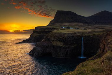 Mulafossur Şelalesi 'nin ve etrafındaki kıyı şeridinin görüntüsü. Gasadalur, Faroe Adaları.