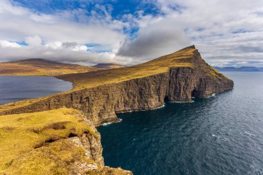 Vagar Adası 'ndaki Köle Uçurumu ve Leitisvatn Gölü manzarası. Güzel manzara. Faroe Adaları.
