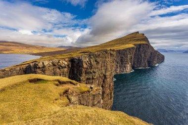 Vagar Adası 'ndaki Köle Uçurumu ve Leitisvatn Gölü manzarası. Güzel manzara. Faroe Adaları.