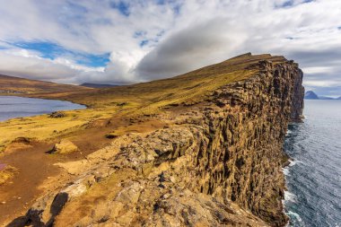 Vagar Adası 'ndaki Köle Uçurumu ve Leitisvatn Gölü manzarası. Güzel manzara. Faroe Adaları.