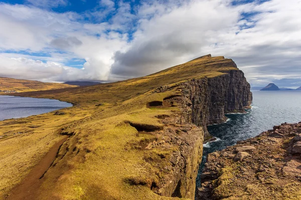 Vista Slave Cliff Lago Leitisvatn Ilha Vagar Bela Paisagem Ilhas — Fotografia de Stock