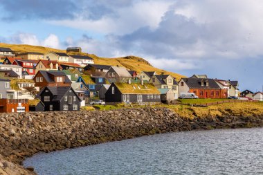 Sandavagur, Faroe Adaları - 29 Nisan 2018: Vagar Adası 'ndaki köy manzarası. Bir tepenin yamacında küçük bir köy. Faroe Adası