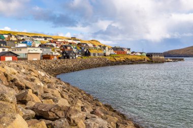 Sandavagur, Faroe Adaları - 29 Nisan 2018: Vagar Adası 'ndaki köy manzarası. Bir tepenin yamacında küçük bir köy. Faroe Adası