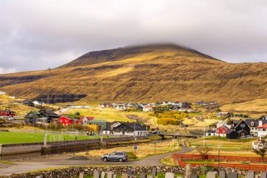 Sandavagur, Faroe Adaları - 29 Nisan 2018: Vagar Adası 'ndaki köy manzarası. Bir tepenin yamacında küçük bir köy. Faroe Adası