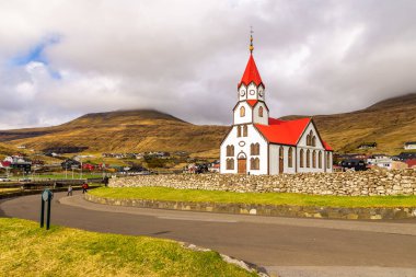 Sandavagur, Faroe Adaları - 29 Nisan 2018: Vagar Adası 'ndaki Sandavags Kirkja Kilisesi. Bir tepenin yamacında küçük bir köy..