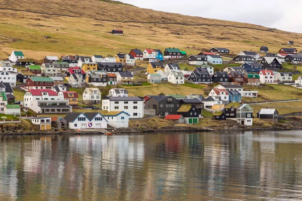 Sanavagur Faroe Islands April 2018 View Sandavagur Vagar Island 小村庄位于山坡上的一个小村庄 — 图库照片