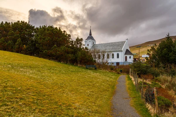 View Midvagur Church Small Village Vagar Island Cloudy Evening Leitisvegur — Stock Photo, Image