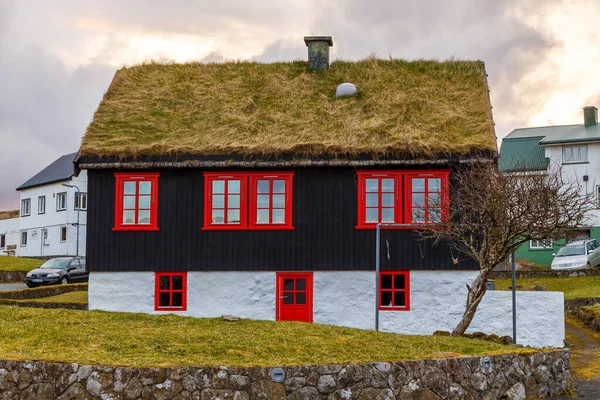 Midvagur Sandavagur Faroe Islands April 2018 Vagar島のTurf Houseの眺め 芝に覆われた歴史的 伝統的な木造住宅 — ストック写真