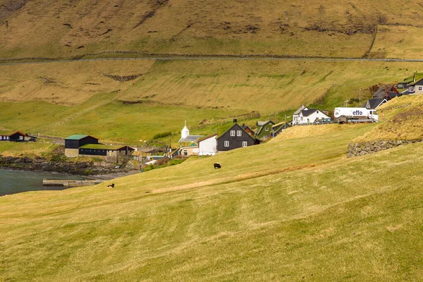 Bour Faroe Islands April 2018 Vagar島のBourの眺め 丘の斜面にある小さな村 — ストック写真