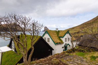 Bour, Faroe Adaları - 30 Nisan 2018: Vagar Adası 'ndaki Bour manzarası. Bir tepenin yamacında küçük bir köy..